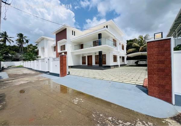 Luxury House for Sale Near U.C. College, Aluva – 6000 sq.ft. on 16 Cents